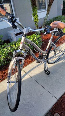 Beautiful ladies SCHWINN "Clear creek' hybrid bike