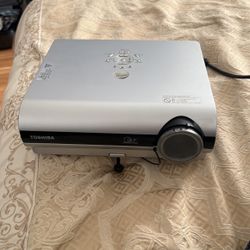 Toshiba Projector With Vga To Hdmi Adapter 