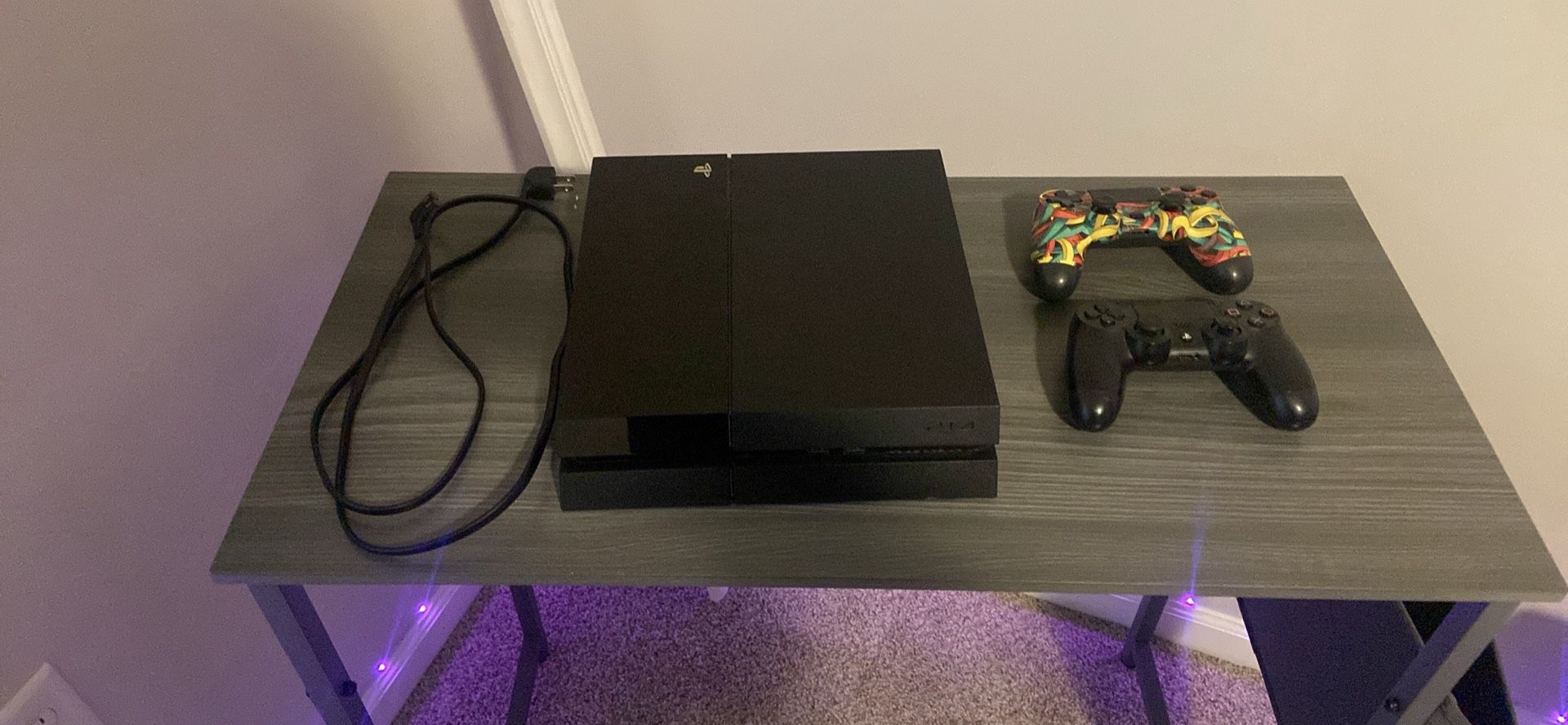 PS4 w/ 2 Controller