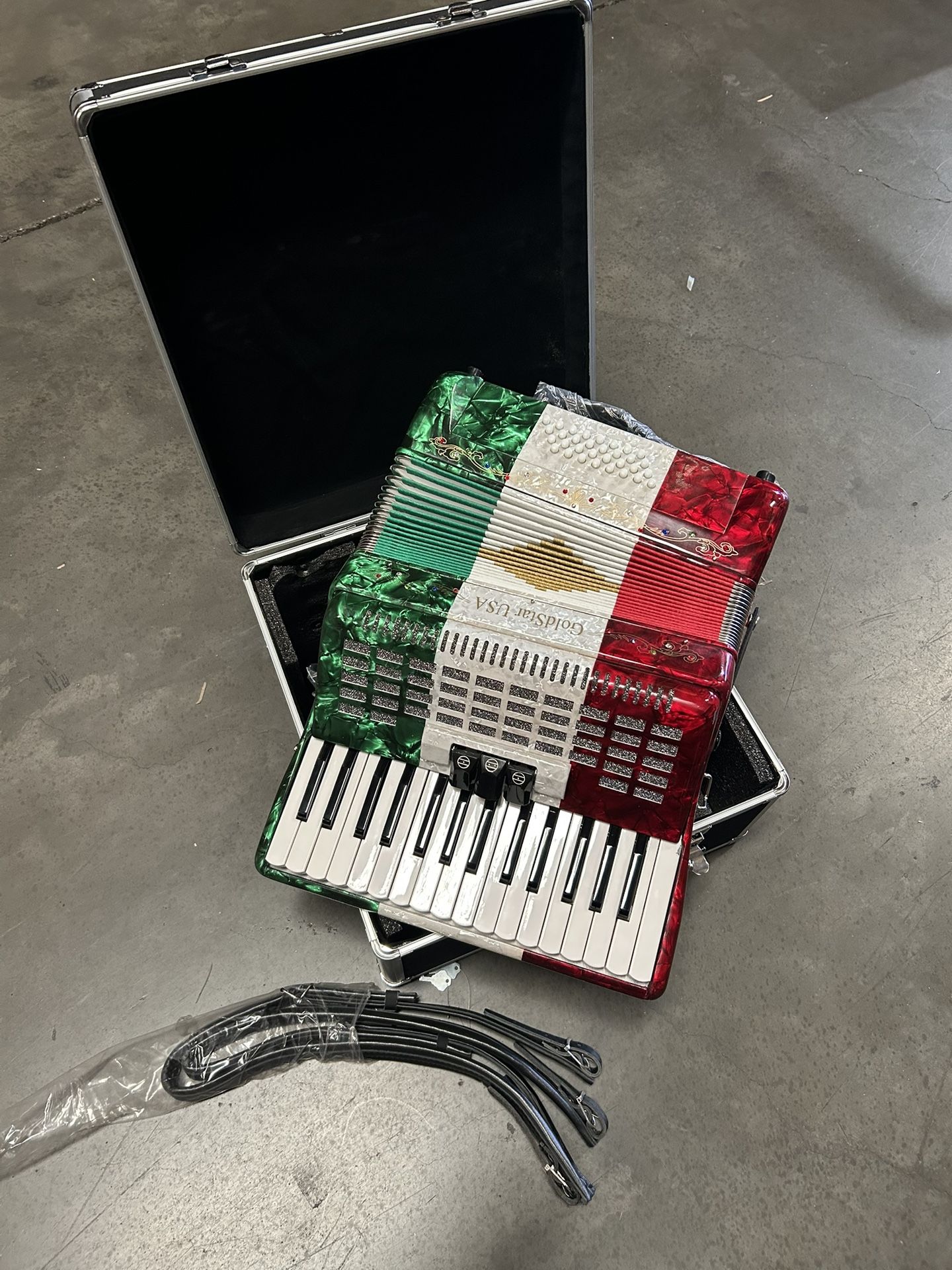 hermosa💕 Piano Accordion 🪗. 34 Buttons