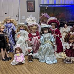 Collectibles Antique Porcelain Dolls

12 Dolls total and different Size