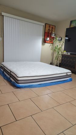 VERY NICE KING SIZE SERTA ISERIES MATTRESS FOR SALE! IN GREAT CONDITION, FREE DELIVERY