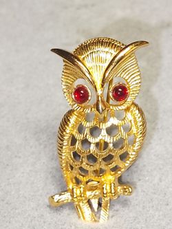 Vintage Avon owl pin