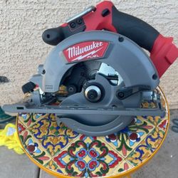 Milwaukee
M18 FUEL 18V Lithium-Ion Brushless Cordless 6-1/2 in. Circular Saw (Tool-Only)