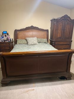 California King, leather and wood bedframe California King, leather and wood bedframe