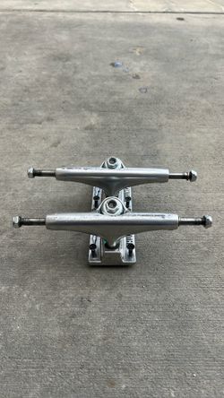 Skateboard Trucks / Thunder trucks
