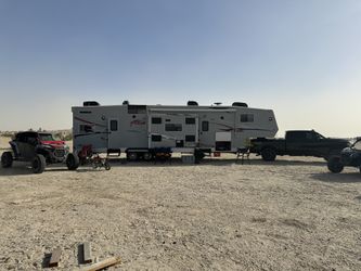 2009 Attitude 40’ Separate Garage 5th Wheel 