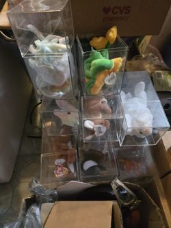 MASSIVE COLLECTION OF SPORTS CARDS & MEMORABILIA