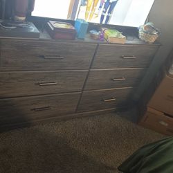 Bed Room Set Still New  Queen Size 