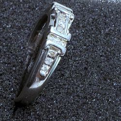 14KT WHITE GOLD DIAMOND RING