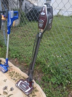 NICE SHARK ROCKET STICK VACUUM