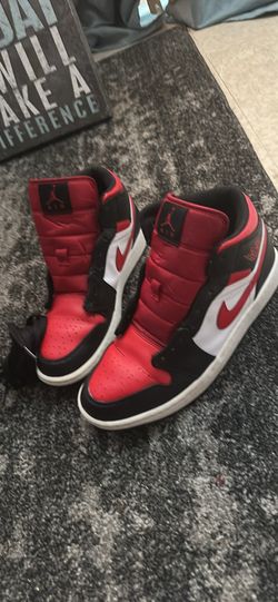 NIKE JORDANS