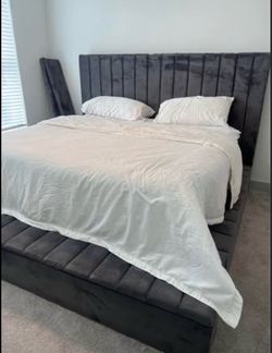 (King) Grey  velvet tufted bed w/ storage