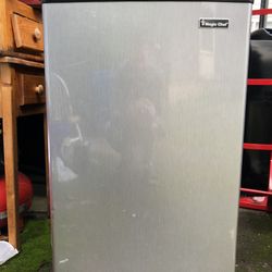 Mini fridge ( L Sized W/ lil freezer ❄️👌✨)