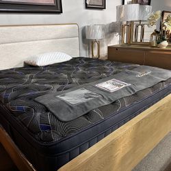 Solid Wood Bedroom Set! $1999 🚨☀️✨