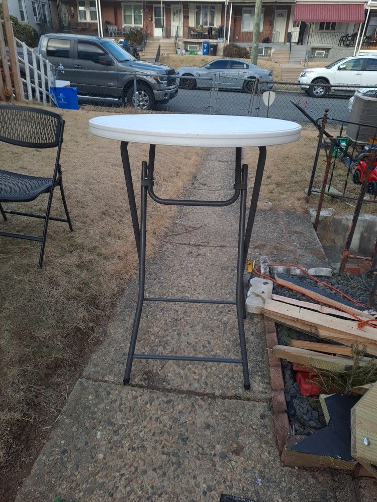 Round Table4 Ft High. 25$