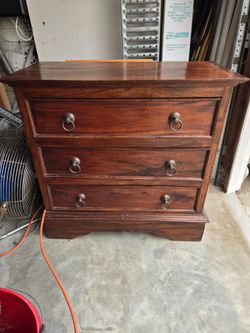 Mahogany chest of drawers