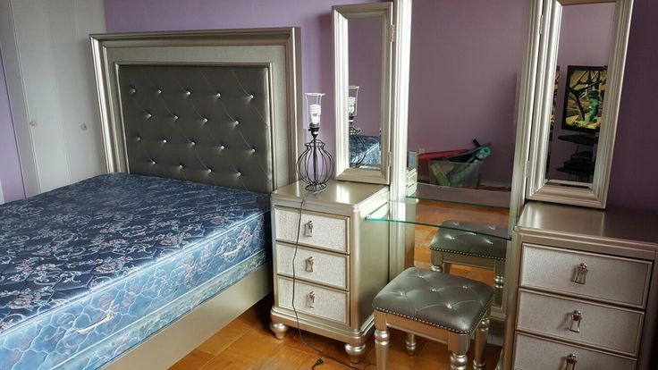 Light Up💡 QUEEN Size! Headboard And Vanity W/ Mirror 🪞 5 Piece Bedroom Set (Not Sold Separately) With Nightstand And Dresser Like New retail $2,400