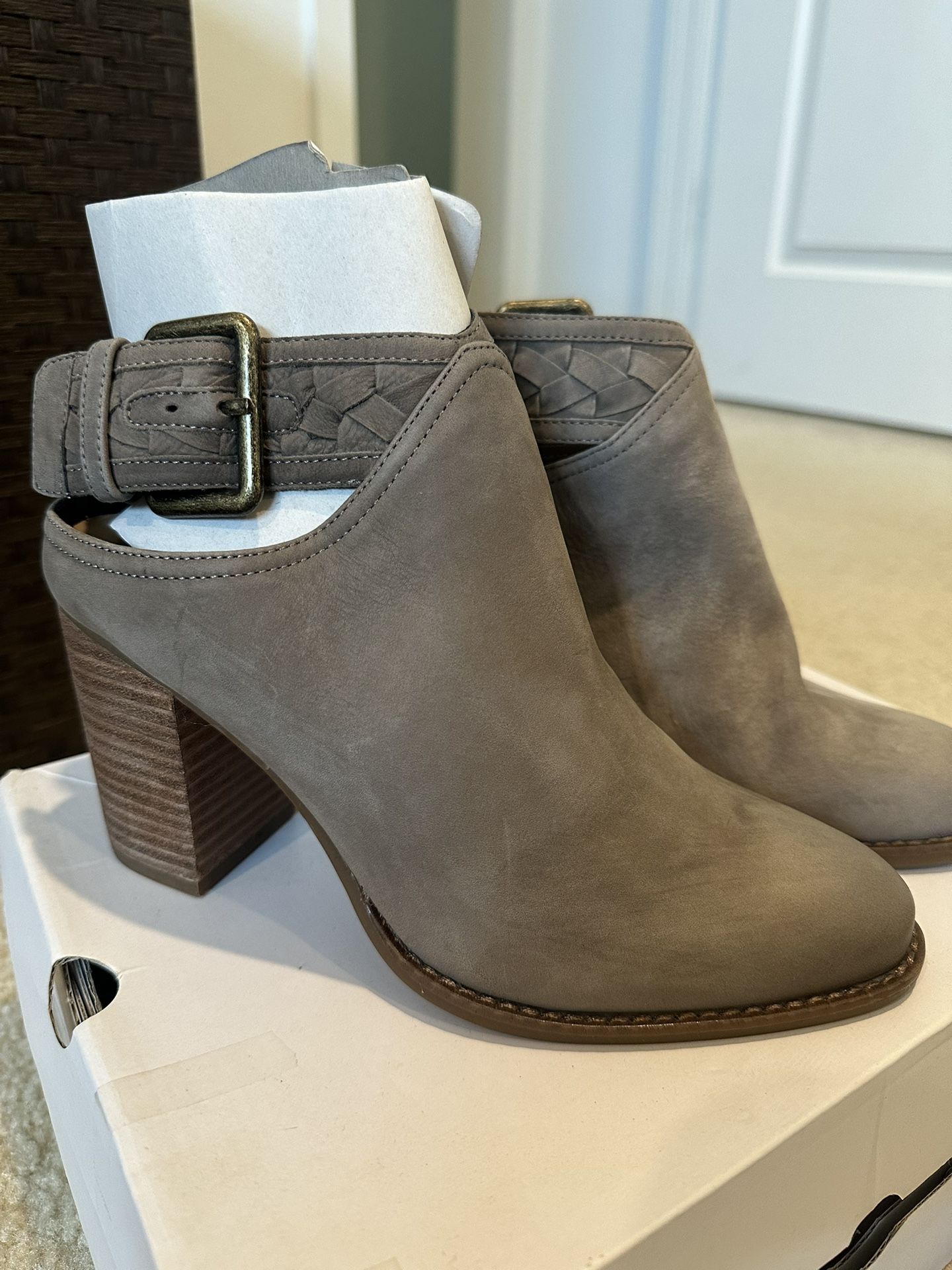 ALDO Gray Suede Ankle Strap Buckle Heel 