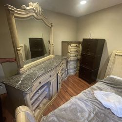 Acme Queen Bedroom Set