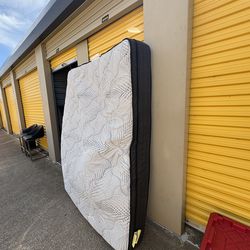 Queen mattress (sleepys)