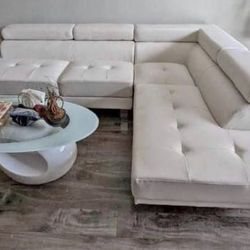 New 105x77 sectional couch / free delivery