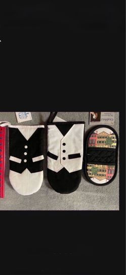 CA. 3 HOT PADS. NOT USED. GRABBITZ. TAYLOR COULTAS