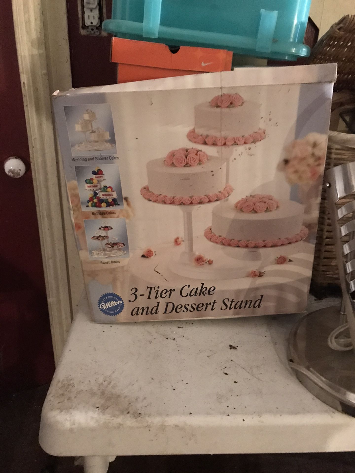 cake stand