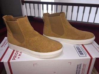 Women's Slip on High Top Flat Casual Fashion Ankle Boot Sneakers Size 9 Available Monday-Friday by 5pm must be before dark Closed 🚫 Saturdays Sunda