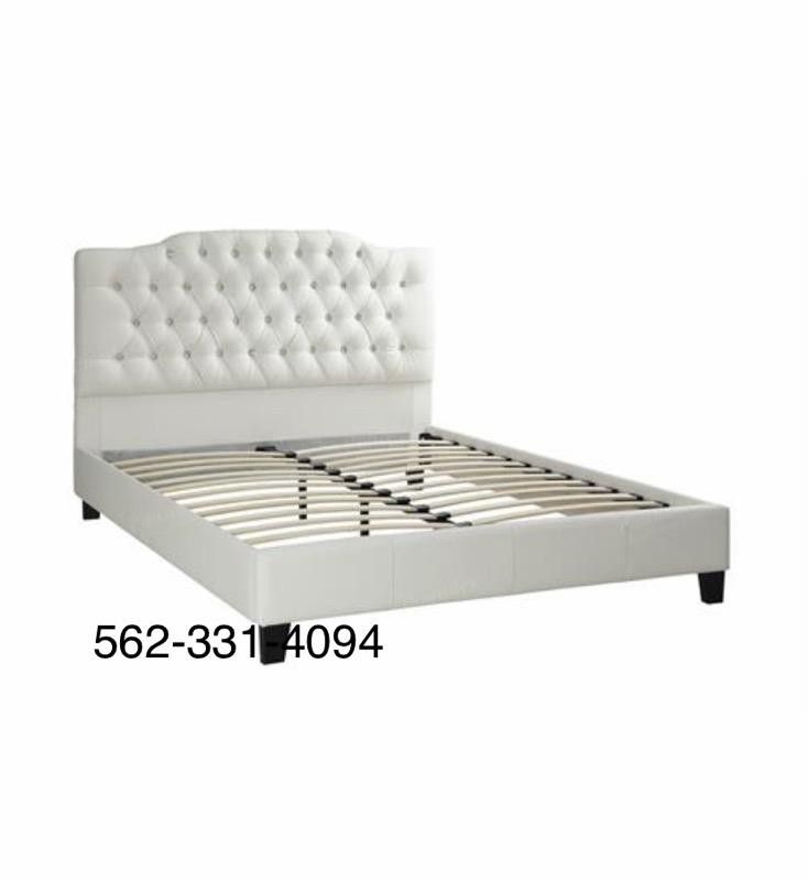 💢New Queen White Tufted Bed 💢