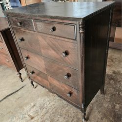 5 DRAWER ANTIQUE CHEST OF DRAWERS (Delivery Available)