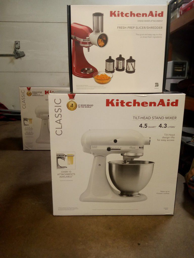 KitchenAid Classic Series Stand Mixer 4.5 Q and Fresh Prep Slicer/Shredder  Attachment, White