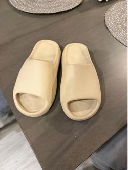 Cream yeezy slides