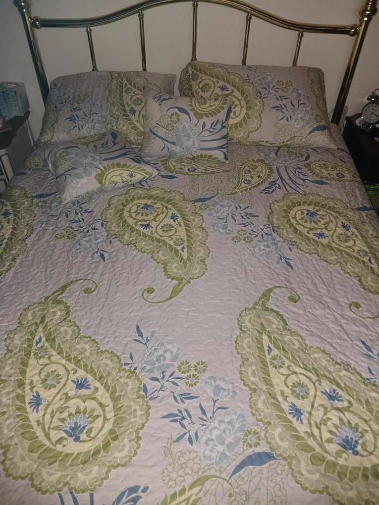 Queen size Bedspread Shams and pillows