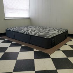 Full size mattress - can DELIVER almost anywhere for $20 extra - gently used and in LIKE NEW condition 😍
