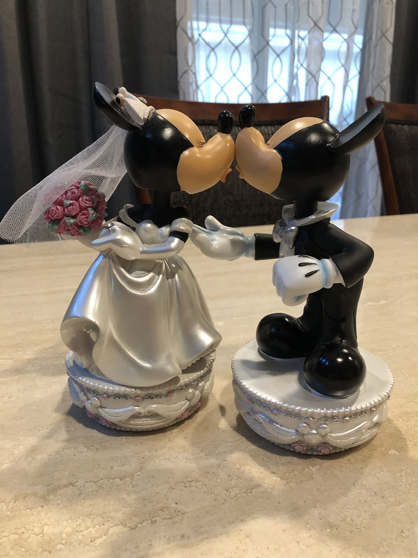 Disney Mickey and Minnie bride and groom kissing magnetic bobble heads
