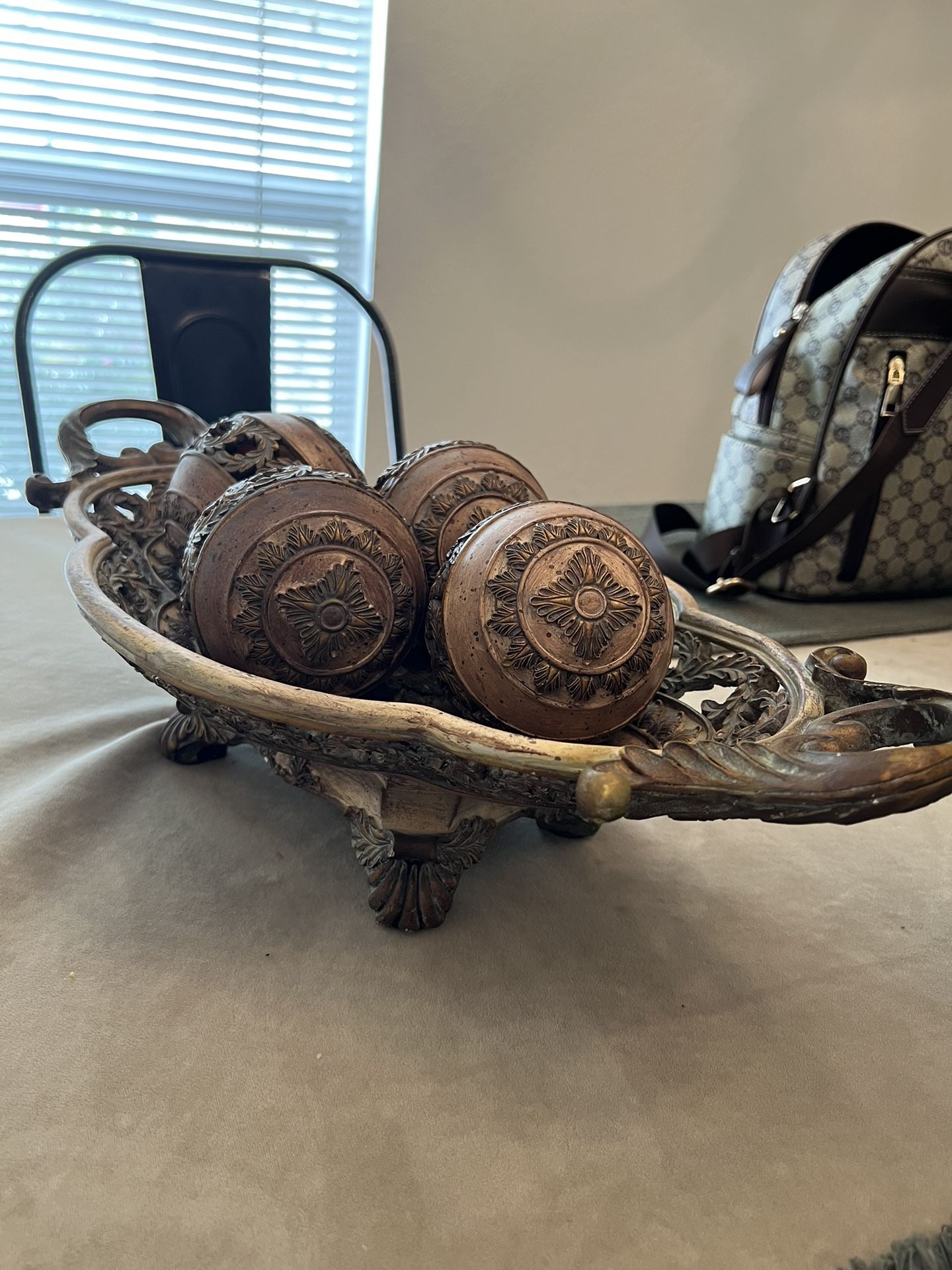 CenterPiece Antique With Balls