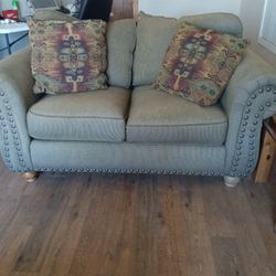 Love Seat With 2 Decorative Pillows 