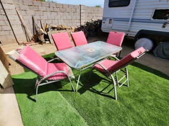 outdoor dining patio table with (5) lounge chairs