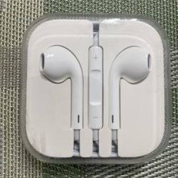 Apple EarPods 3.5mm – BRAND NEW!
