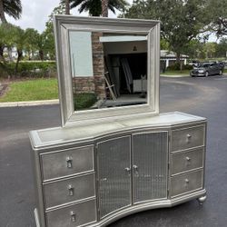BEDROOM DRESSER  WITH MIRROR 7 DRAWERS SILVER COLOR IN EXCELLENT CONDITION