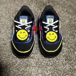 Kids Pumas Size 6C