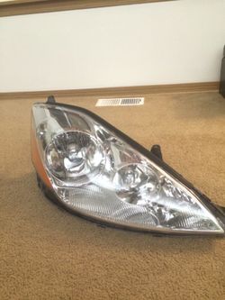 2008 Toyota Sienna passenger side headlight