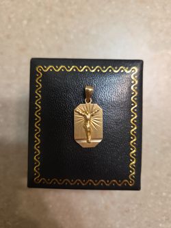 14 k gold pendant.  Weight is 1.6 grams