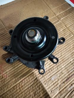 2002-2004 JEEP LIBERTY( COULD FIT OTHER CARS) WATER PUMP WITH GASKET