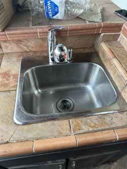 🚰 Outdoor Stainless Steel Sink + Chrome Faucet – Built-In Setup