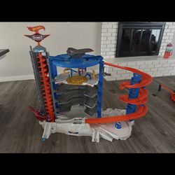 Hot Wheels - Super Ultimate Garage - FREE