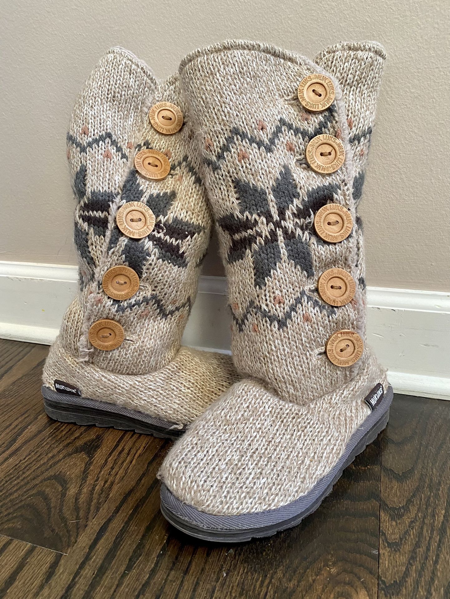 Women’s slipper boots (size 6)
