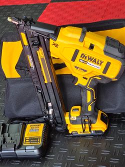 Brand New DEWALT 20V MAX XR Lithium-lon Cordless 2-1/2 in. 15-Gauge Finish Nailer Kit with 2.0Ah Battery, Charger and Contractor Bag