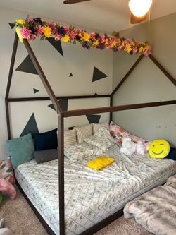 House framed queen size toddler bed